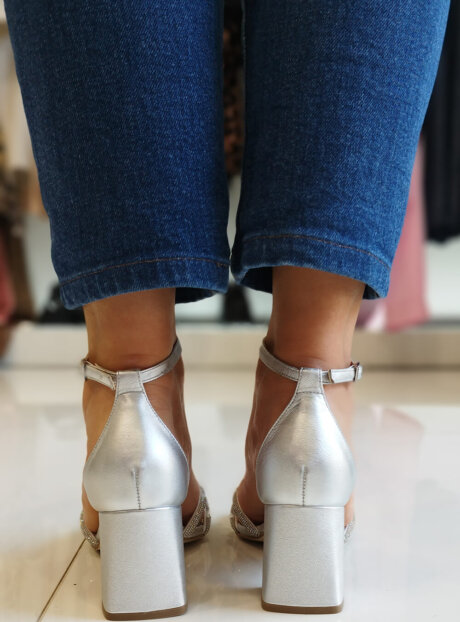 Fardoulis Shoes δερμάτινα πέδιλα ψηλά , με στρας και χαμιλό τακούνι κατασκευασμένα εξωτερικά από δέρμα υψηλής ποιότητας με δερμάτινο πάτο Καρέ Ύψος Τακουνιού: 7 εκ.