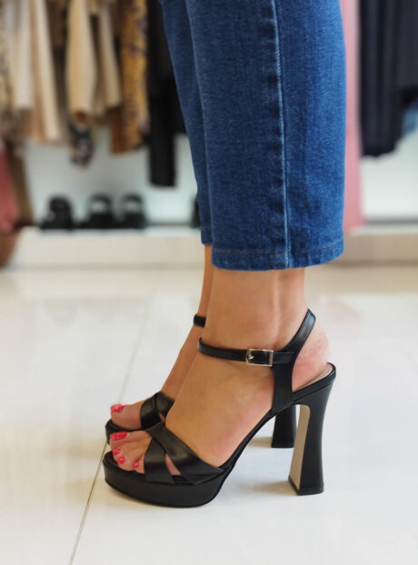 Fardoulis Shoes δερμάτινα πέδιλα  ψηλά κατασκευασμένα εξωτερικά από δέρμα υψηλής ποιότητας με δερμάτινο πάτο Ύψος Τακουνιού:10.5 εκ. Ύψος Φιάπας :2 εκ.